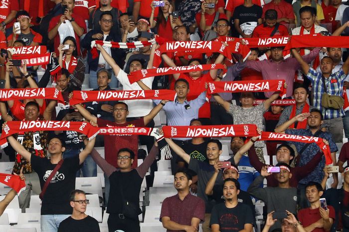 Suasana suporter Indonesia saat Timnas Indonesia melawan Timnas Thailand pada ajang Kualifikasi Piala Dunia Qatar 2022 di Stadion Utama Gelora Bung Karno (SUGBK), Senayan, Jakarta Pusat, Selasa (10/9/2019). Pada pertandingan tersebut Timnas Indonesia kalah telak 0-3 dari Thailand. Tribunnews/Irwan R