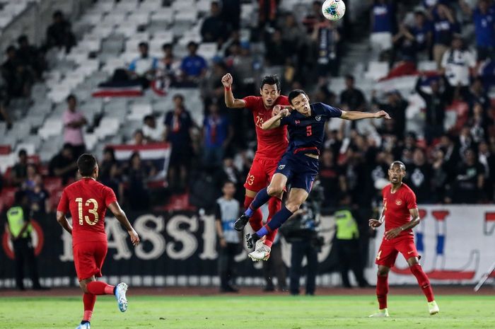 Pesepak bola timnas Indonesia, Hansamu Yama Pranata berebut bola dengan pesepak bola timnas Thailand saat pertandingan Kualifikasi Piala Dunia 2022 Grup G Zona Asia di Stadion Gelora Bung Karno, Senayan, Jakarta, Kamis (10/9/2019)