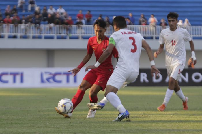 MENANG. Pemain Timnas Indonesia U-19, Beckham Putra berusha melewati hadangan pemain Iran U-19 saat berlangsung pertandingan persahabatan di stdaion Mandala Krida, Kota Yogyakarta, Rabu (11/9/2019). Dalam laga tersbeut Timnas INdoensia berhasil menang dengan skor 1-0. TRIBUN JOGJA/HASAN SAKRI