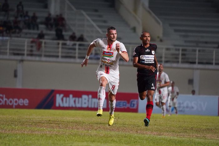 Adu lari striker Persija, Marko Simic (kiri) dengan bek Persipura, Ricardo Salampessy pada laga tunda pekan ke-11 Liga 1 2019 di Stadion Aji Imbut, Tenggarong, Kalimantan Timur, 11 September 2019.