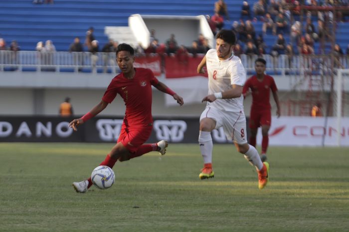 MENANG. Pemain Timnas Indonesia U-19, Beckham Putra berusha melewati hadangan pemain Iran U-19 saat berlangsung pertandingan persahabatan di stdaion Mandala Krida, Kota Yogyakarta, Rabu (11/9/2019). Dalam laga tersbeut Timnas INdoensia berhasil menang dengan skor 1-0. TRIBUN JOGJA/HASAN SAKRI