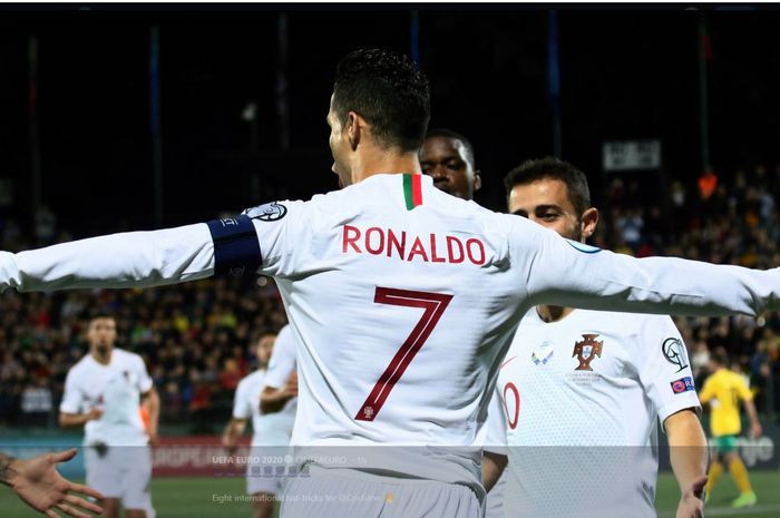 Cristiano Ronaldo merayakan golnya untuk timnas Portugal. Ronaldo kini telah mencetak 93 gol untuk Portugal dan makin mendekati rekor Ali Daei.