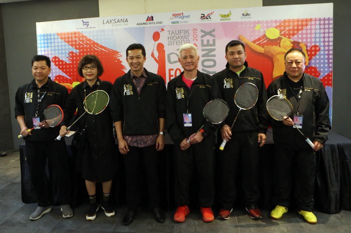 Taufik Hidayat (ketiga dari kiri) dan komite Foo Kok Keong International Cup 2019 berpose pada konferensi pers di Taufik Hidayat Arena, Jakarta, Kamis (12/9/2019)