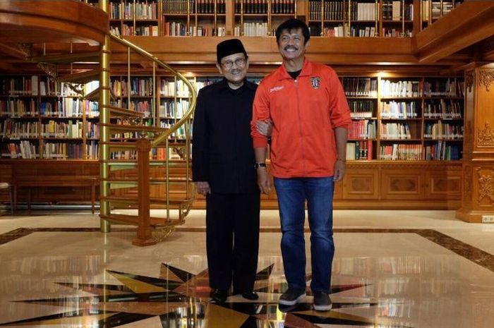 BJ Habibie (kiri) bersama pelatih timnas U-23 Indonesia, Indra Sjafri.