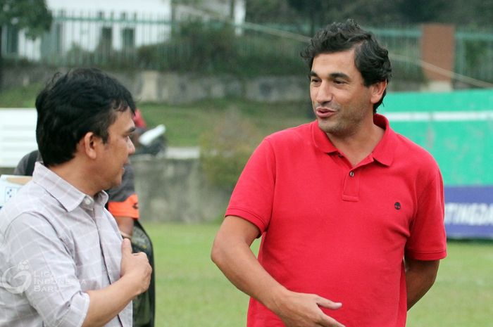 Pelatih asal Portugal, Eduardo Almeida, saat berbincang bersama CEO Semen Padang, Hasfi Rafiq, pada sesi latihan tim 12 September 2019.