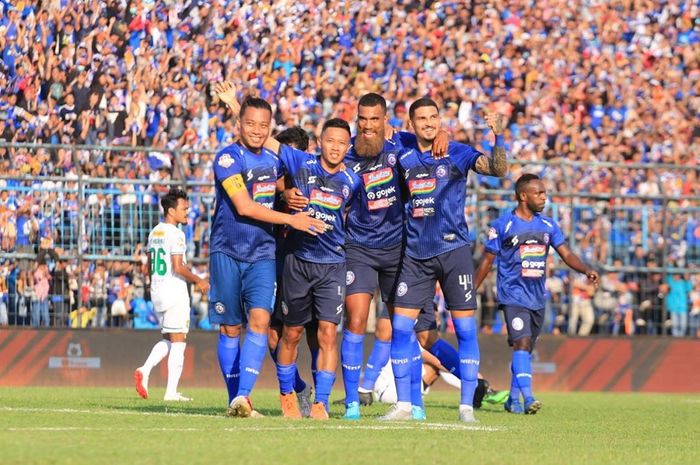 Pemain Arema FC sedang merayakan gol ke gawang lawannya