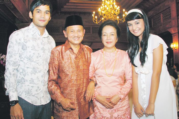 Mengenang BJ Habibie: Gara-gara 'Cinta Fitri' Sang Doktor ...