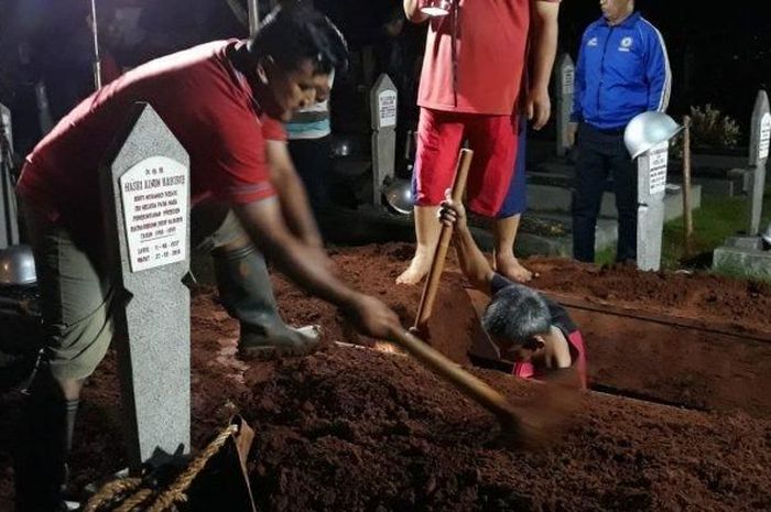 Tonton Dan Download Tanah Kubur Musim 15 Full Episod Media Sensasi Isu Semasa Informasi Terkini Dan Pelik Pelik Movie Posters Baseball Cards Episodes