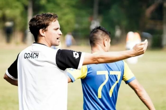 Pelatih Bhayangkara FC, Paul Munster, saat memimpin latihan timnya pada putaran kedua Liga 1 2019.