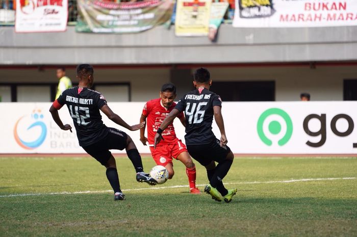 Dua pemain PSIS Semarang coba mengadang pemain Persija Jakarta, Ramdani Lestaluhu, di Stadion Patriot Chandrabhaga, Kota Bekasi, Minggu (15/9/2019).