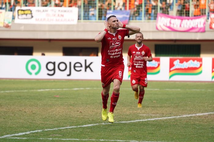 Penyerang Persija Jakarta, Marko SImic saat merayakan golnya ke gawang PSIS Semarang, di Stadion Patriot Chandrabhaga, Kota Bekasi, Minggu (15/9/2019).