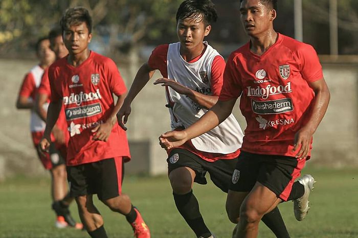 M Rian Firmansyah (tengah), gelandang serang anyar Bali United pada sesi latihan timnya di Legian, 14 September 2019. 