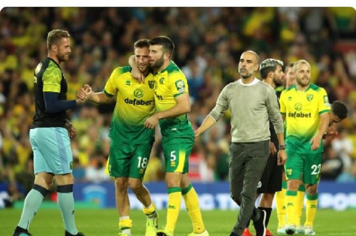 Para pemain Norwich City merayakan kemenangan atas Manchester City dalam laga Liga Inggris di Stadion Carrow Road, Sabtu (14/9/2019).