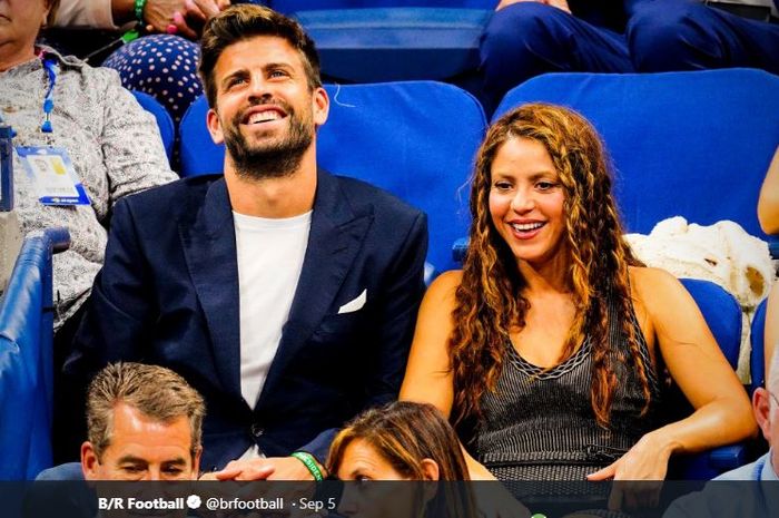 Bek FC Barcelona, Gerard Pique, bersama kekasihnya, Shakira.