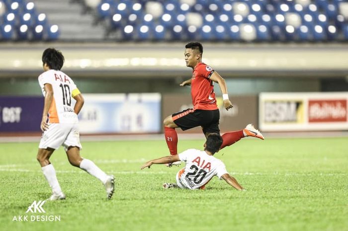 Striker DPMM FC, Adi Said melompati bek Warriors FC, Fairos Hassan pada laga pekan ke-22 Liga Singapura 2019 di Stadion Sultan Hassanal Bolkiah National pada 14 September 2019.