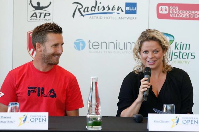 Mantan petenis tunggal putri nomor satu dunia, Kim Clijsters (kiri)