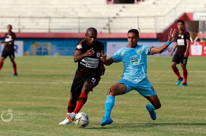 Pemain Persipura Jayapura, Boaz Solossa, berduel dengan pemain Persela Lamongan, Delfin Rumbino, pada laga pekan ke-18 Liga 1 2019.