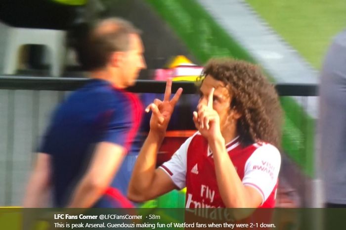 Aksi gelandang muda Arsenal, Matteo Guendouzi, yang mengejek para pendukung Watford melalui gestur tangannya di laga Watford kontra Arsenal, Minggu (15/9/2019).