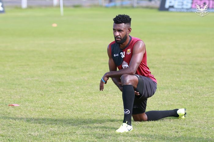 Bek timnas Indonesia, Yanto Basna dalam sesi latihan Sukhothai FC sebelum dijamu Chainat Hornbill FC pada lanjutan Liga Thailand 1 2019, 15 September 2019.