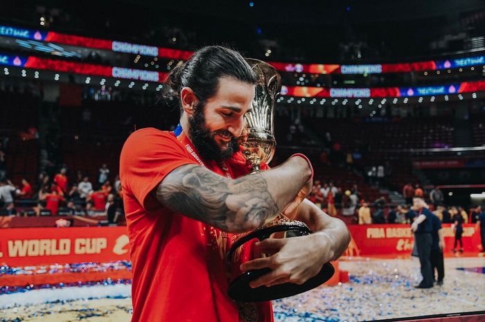 Pemain timnas basket Spanyol, Ricky Rubio, dengan trofi FIBA World Cup 2019 usai laga final LeSport Center, Beijing, China, Minggu (15/9/2019)