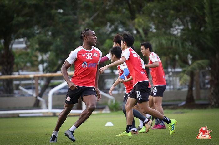 Victor Igbonefo ketika menjalani latihan bersama PTT Rayong sebelum melakoni laga kontra Suphanburi FC pada lanjutan Liga Thailand 1 2019, 14 September 2019.