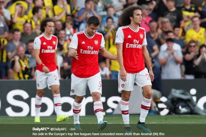 David Luiz, Sokratis Papastathopoulos, dan Matteo Guendouzi tertunduk lesu usai timnya hanya mampu bermain imbang 2-2 melawan Watford, Minggu (15/9/2019).