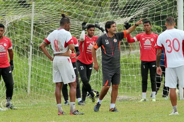 Pelatih baru Semen Padang FC, Eduardo Almeida, saat memberi arahan kepada para pemainnya dalam sesi latihan jelang melawan Persib Bandung.
