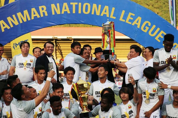 Selebrasi para pemain Shan United saat menjuarai Liga Myanmar 2019 di Stadion Tuanggyi pada 15 September 2019. 