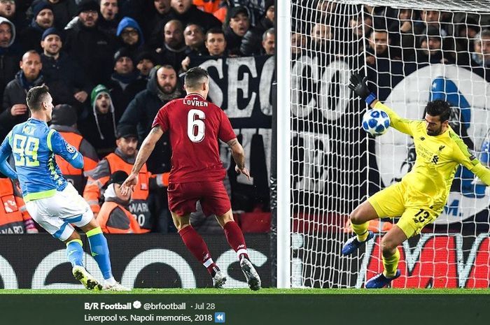 Momen ketika kiper Liverpool, Alisson Becker, mampu menahan sepakan penyerang Napoli, Arkadiusz Milik, saat kedua tim saling bertemu pada babak penyisihan grup Liga Champions musim 2018-2019.