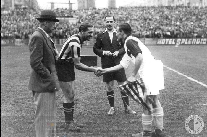 Duel Slavia Prague kontra Inter Milan di Mitropa Cup 1938.