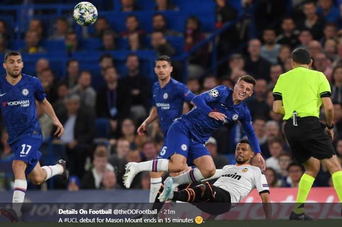 Pemain muda Chelsea, Mason Mount, mendapatkan tekel keras dari gelandang Valencia, Francis Coquelin, pada laga Chelsea melawan Valencia di laga perdana penyisihan Grup H Liga Champions, Selasa (17/9/2019).