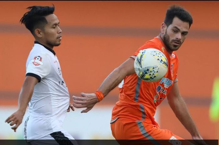 Andik Vermansah (kiri) saat melawan Borneo FC.