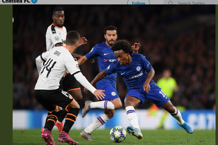 Duel pemain Chelsea, Willian, dengan Jose Luis Gaya (Valencia) pada matchday 1 Liga Champions, Selasa (17/9/2019) di Stamford Bridge.