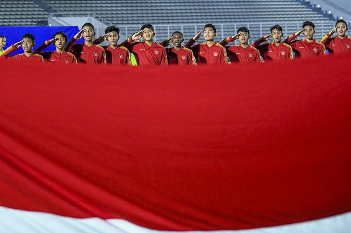 Pemain Timnas U-16 Indonesia menyanyikan lagu Indonesia Raya sebelum pertandingan melawan Timnas Kepulauan Mariana Utara U-16 pada laga kualifikasi Piala AFC U-16 2020 di Stadion Madya, Jakarta, Rabu (18/9/2019). Timnas U-16 Indonesia berhasil menang telak dengan skor 15-1 atas Mariana Utara.