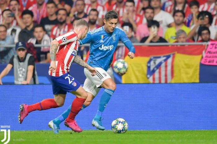 Megabintang Juventus, Cristiano Ronaldo (kanan), beraksi dalam laga Grup D Liga Champions melawan Atletico Madrid di Estadio Metropolitano, Rabu (18/9/2019).