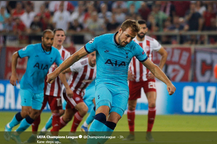 Striker Tottenham Hotspur, Harry Kane, mencetak gol lewat titik penalti dalam laga melawan Olympiacos pada matchday 1 Liga Champions, Rabu (18/9/2019) di Stadion Karaiskakis, Piraeus.