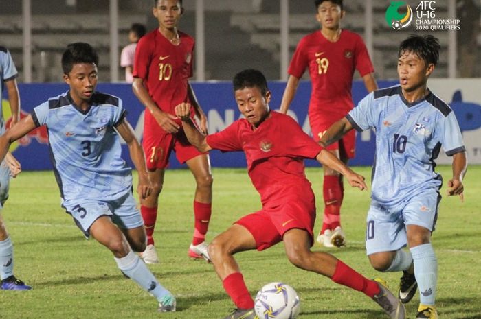 Pemain sayap timnas U-16 Indonesia, Ruy Arianto diapit dua pilar timnas U-16 Kepulauan Mariana Utara, Jeremiah Jerome Diaz (kiri) dan Oliver Fajardo pada laga Grup G Kualifikasi Piala Asia U-16 2020 di Stadion Madya Gelora Bung Karno, Senayan, Jakarta, 18 September 2019. 