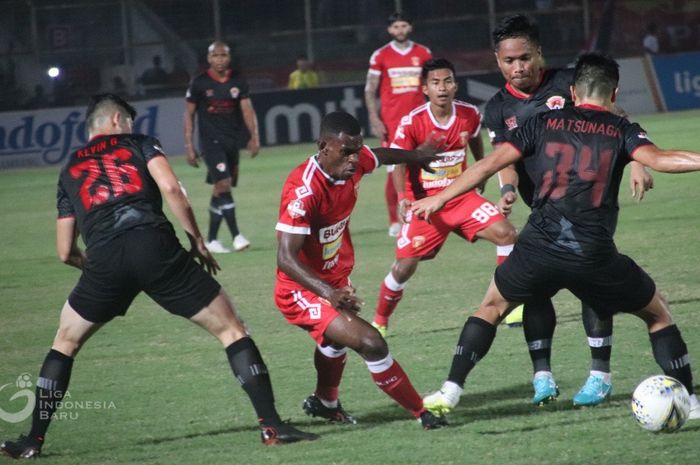 Pemain Perseru Badak Lampung FC, Melcior Majefat, mencoba melewati pemain Kalteng Putra pada laga pekan ke-19 Liga 1 2019.