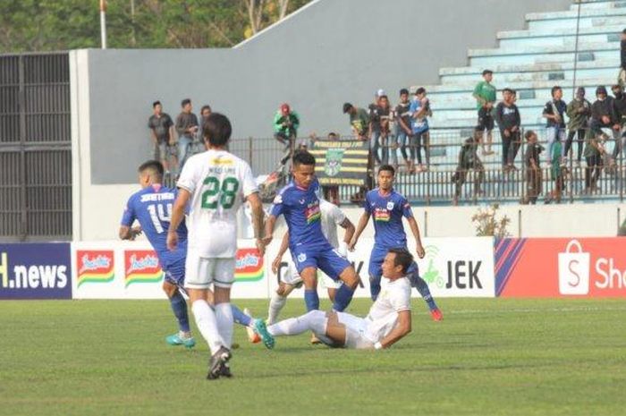 Suporter persebaya Surabaya Bonek dan Suporter PSIS Semarang baik dari Panser Biru dan Snex berhasil masuk ke dalam stadion Moch Soebroto, Magelang dalam pertandingan PSIS melawan Persebaya, Jumat (20/9/2019) sore.