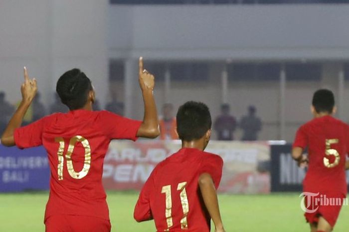 Selebrasi Marselino Ferdinan (kiri) seusai timnas U-16 Indonesia mencetak gol ke gawang Mariana Utara pada Kualifikasi Piala Asia U-16 2020 di Stadion Madya, Jumat (20/9/2019).