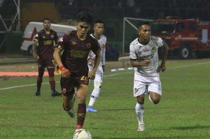 Winger muda PSM Makassar, Muhammad Rizky Eka Pratama saat menggiring bola pada laga pekan ke-19 Liga 1 2019 melawan PS Tira Persikabo, di Stadion Mattoanging Makassar, Kamis (19/9/2019). 