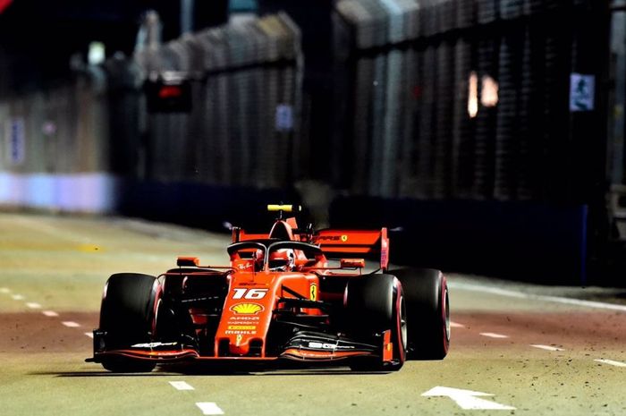 Aksi pembalap Ferrari, Charles Leclerc pada hari pertama F1 Singapura 2019, Jumat (20/9/2019)