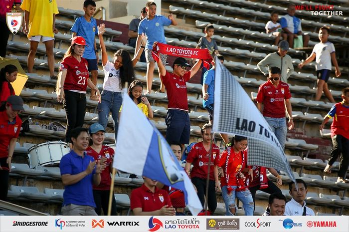 Fan Lao Toyota saat memberikan dukungan kepada tim idolanya pada laga kontra Master 7 FC saat pekan pemungkas Liga Laos 2019 di Stadion Nasional Laos, 15 September 2019.