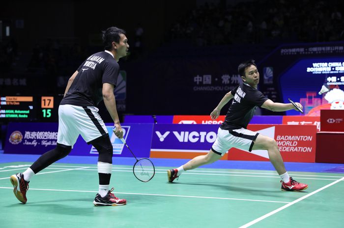 Pemain ganda putra Indonsia, Mohammad Ahsan/Hendra Setiawan, bermain pada babak semifinal China Open 2019, Sabtu (21/9/2019).