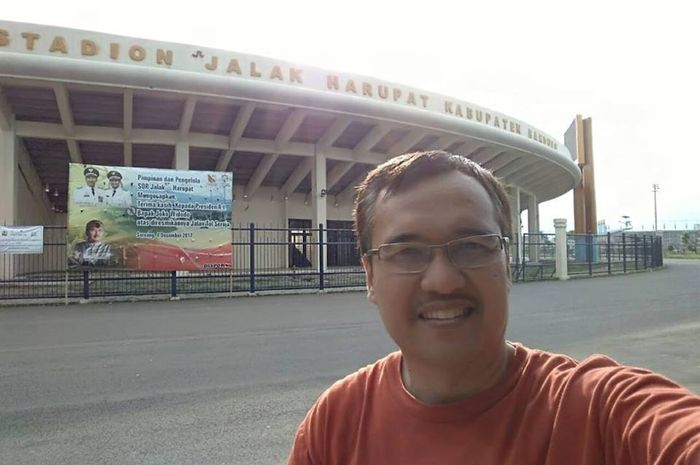 Fatih Chabanto yang dikabarkan menjadi CEO baru PSS Sleman saat berpose di depan Stadion Jalak Harupat, Kabupaten Bandung pada 2018.