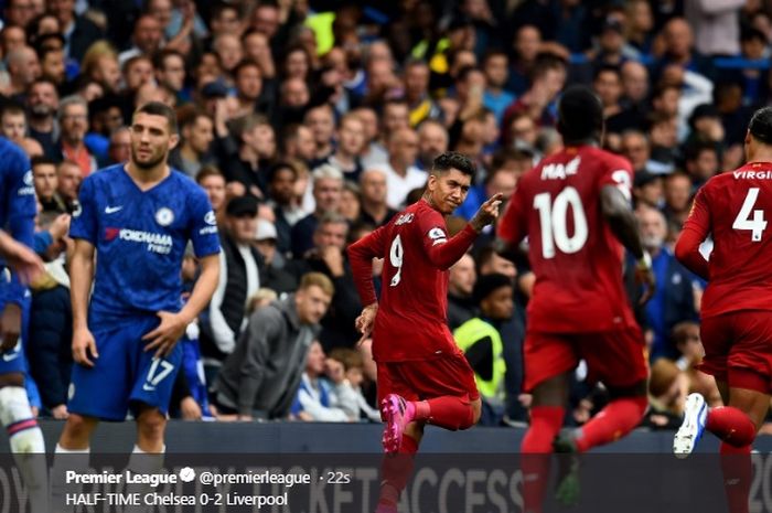 Aksi Roberto Firmino usai mencetak gol kedua bagi Liverpool pada babak pertama untuk membawa timnya unggul sementara 2-0 atas Chelsea di Stadion Stamford Bridge, Minggu (22/9/2019). 