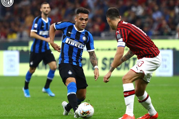 Striker Inter Milan, Lautaron Martinez, berusaha melewati bek AC Milan, Alessio Romagnoli, dalam laga pekan keempat Liga Italia di Stadion San Siro, 21 September 2019.