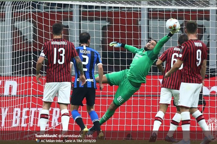 Aksi kiper AC Milan, Gianluigi Donnarumma, menghalau tendangan pemain Inter Milan dalam pertandingan bertajuk Derby della Madonnina di Stadion San Siro, 21 September 2019