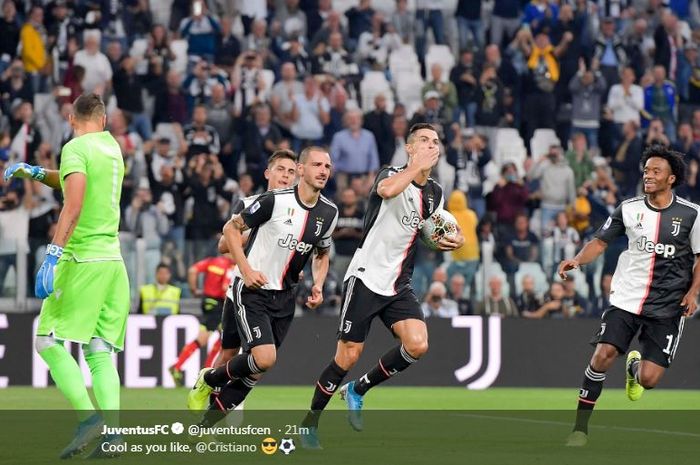 Megabintang Juventus, Cristiano Ronaldo (kedua dari kanan), merayakan gol yang dicetak ke gawang Hellas Verona dalam laga Liga Italia di Allianz Stadium, Sabtu (21/9/2019).