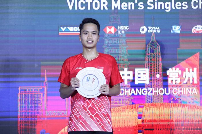 Pebulu tangkis tunggal putra Indonesia, Anthony Sinisuka Ginting, berpose dengan piagam runner-up China Open 2019.